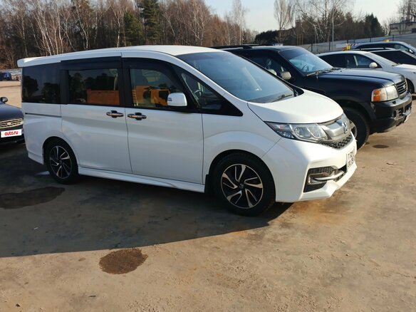 2017 Honda Stepwgn Spada V Рестайлинг, белый, 2140000 рублей - вид 4