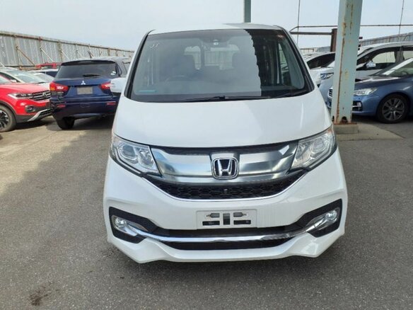 2017 Honda Stepwgn Spada V, белый, 1850000 рублей - вид 1