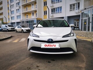 2019 Toyota Prius IV Рестайлинг (XW50), белый, 2150000 рублей, вид 2