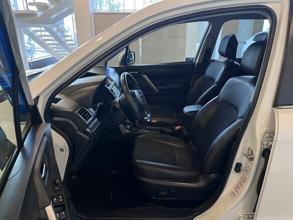 2015 Subaru Forester IV Рестайлинг, белый, 1425000 рублей - вид 15
