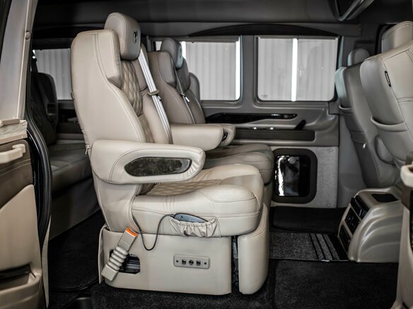 2024 GMC Savana I Рестайлинг, чёрный, 14999999 рублей - вид 2