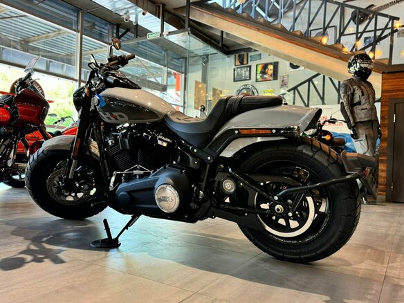 2024 Harley-Davidson Fat Bob, серый, 3250000 рублей - вид 4