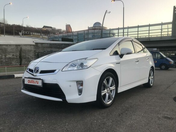 2012 Toyota Prius III Рестайлинг (XW30), белый, 1550000 рублей