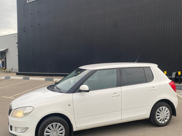 2013 Skoda Fabia II Рестайлинг, белый, 850000 рублей - вид 1