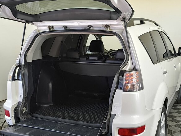 2011 Mitsubishi Outlander II Рестайлинг, белый - вид 13