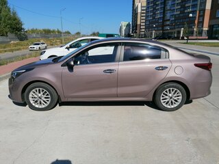 2021 Kia Rio IV Рестайлинг, коричневый, 1707000 рублей, вид 4