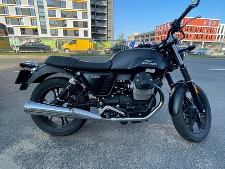 2015 Moto Guzzi V 7, чёрный, 700000 рублей, вид 1