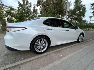 2019 Toyota Camry VIII (XV70), белый, 3180000 рублей, вид 2