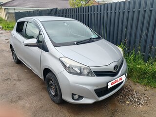 2013 Toyota Vitz III (XP130), серебристый, 1400000 рублей, вид 3