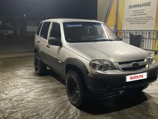 2012 Chevrolet Niva I Рестайлинг, серебристый, 595000 рублей, вид 2