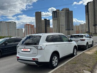 2014 Mitsubishi Outlander III Рестайлинг, белый, 2600000 рублей, вид 4