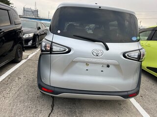 2020 Toyota Sienta II Рестайлинг, серебристый, 1430000 рублей, вид 2