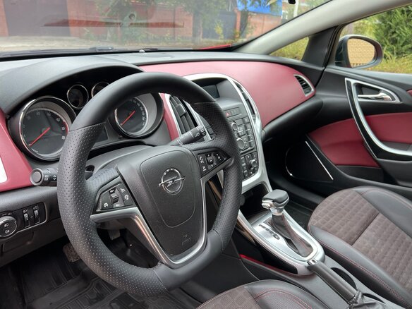 2013 Opel Astra GTC J Рестайлинг, красный, 899999 рублей - вид 9
