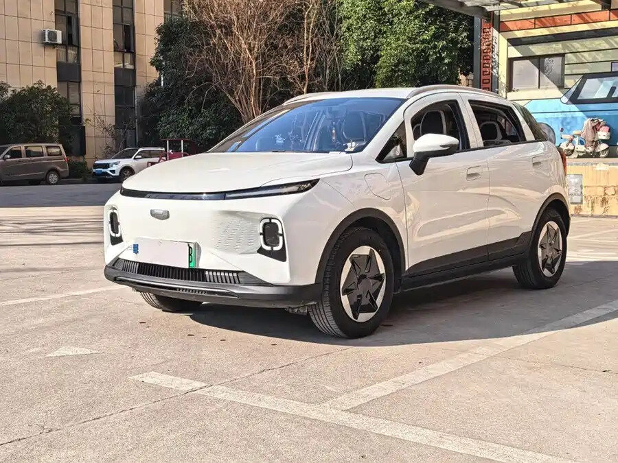 Открыть фотографии: Geely Geometry E