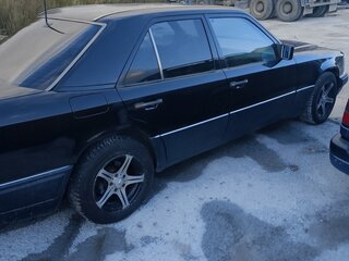 1994 Mercedes-Benz E-Класс 220 I (W124), чёрный, 330000 рублей, вид 2