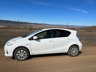2013 Toyota Aqua I, белый, 900000 рублей, вид 3