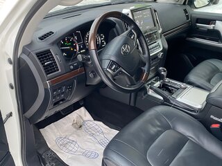 2020 Toyota Land Cruiser 200 Series Рестайлинг 2, белый, 7650000 рублей, вид 5