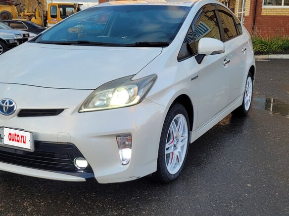 2012 Toyota Prius III Рестайлинг (XW30), белый, 1100000 рублей
