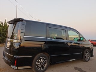 2015 Toyota Voxy III (R80), чёрный, 1900000 рублей, вид 1