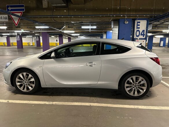 2012 Opel Astra GTC J Рестайлинг, серебристый, 990000 рублей - вид 3