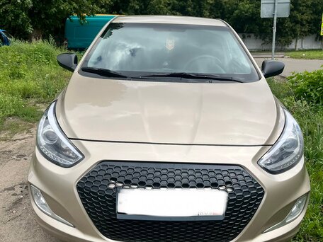 2013 Hyundai Solaris I, бежевый, 800000 рублей, вид 1