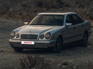 1998 Mercedes-Benz E-Класс 240 II (W210, S210), серебристый, 600000 рублей, вид 1