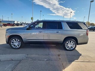 2024 Chevrolet Suburban XII, серебристый, 18405370 рублей, вид 2