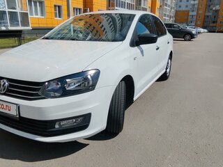 2017 Volkswagen Polo V Рестайлинг, белый, 990000 рублей, вид 3