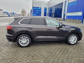 2020 Volkswagen Touareg III, коричневый, 7350000 рублей, вид 3