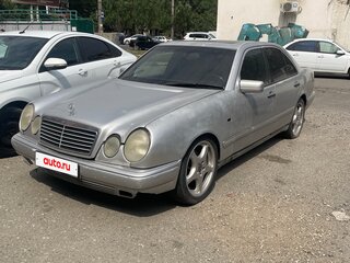 1996 Mercedes-Benz E-Класс 320 II (W210, S210), серебристый, 300000 рублей, вид 4