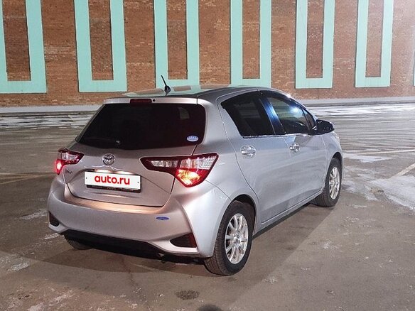 2017 Toyota Vitz III (XP130) Рестайлинг 2, серый, 900000 рублей - вид 4