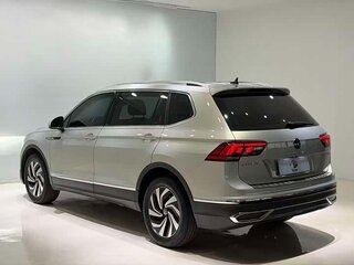 2023 Volkswagen Tiguan L II Рестайлинг (China Market), серебристый, 2130000 рублей, вид 4