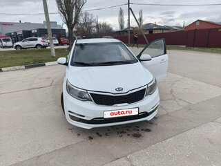 2017 Kia Rio III Рестайлинг, белый, 740000 рублей, вид 1