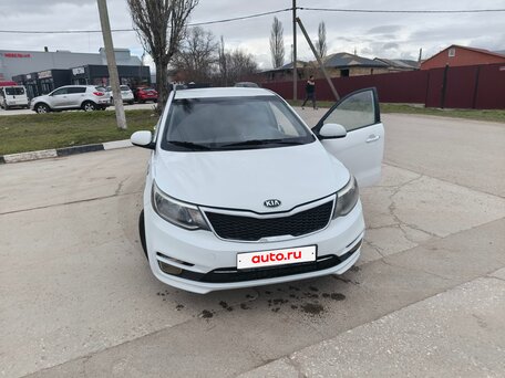 2017 Kia Rio III Рестайлинг, белый, 650000 рублей, вид 1