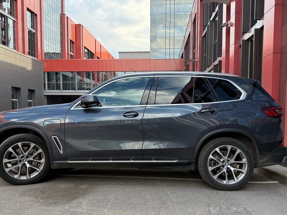 2020 BMW X5 45e IV (G05/G18), серый - вид 3