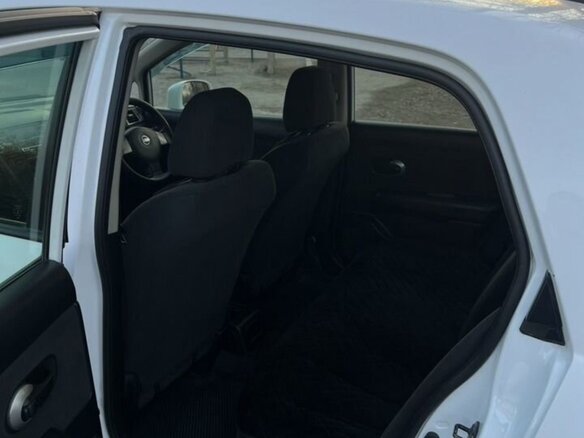 2010 Nissan Tiida I Рестайлинг, белый, 570000 рублей - вид 10