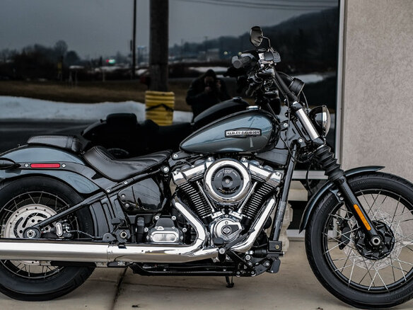 2025 Harley-Davidson Street Bob, серый, 2590000 рублей - вид 2