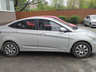 2013 Hyundai Solaris I, серебристый, 990000 рублей, вид 3