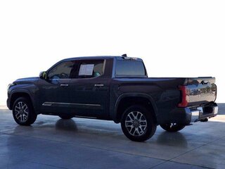 2024 Toyota Tundra CrewMax III, серый, 9848957 рублей, вид 3