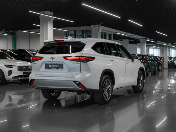 2026 Toyota Highlander IV (XU70), белый - вид 3