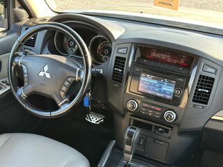 2012 Mitsubishi Pajero IV Рестайлинг 1, бежевый, 1720000 рублей, вид 3