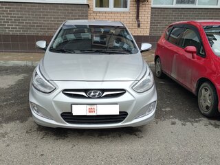 2013 Hyundai Solaris I, серебристый, 990000 рублей, вид 2