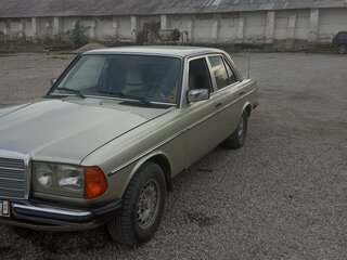 1983 Mercedes-Benz W123 200, зелёный, 650000 рублей, вид 1