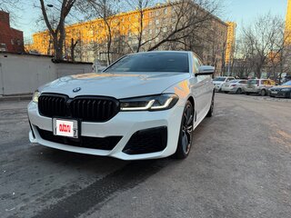 2020 BMW 5 серии M550i xDrive VII (G30/G31/G38) Рестайлинг, белый, 6090000 рублей, вид 2