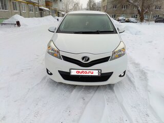 2013 Toyota Vitz III (XP130), белый, 950000 рублей, вид 1