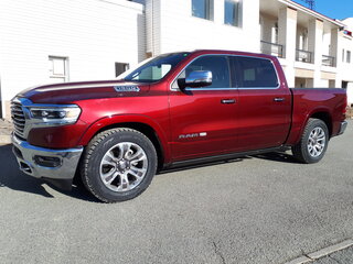 2023 Ram 1500 Crew Cab V, пурпурный, 8020689 рублей, вид 3