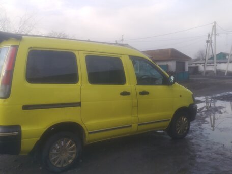 2002 Toyota TownAce, жёлтый, 440000 рублей, вид 2