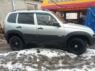 2014 Chevrolet Niva I Рестайлинг, серебристый, 650000 рублей, вид 3