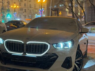2024 BMW 5 серии 530i xDrive VIII (G60/G61/G68), белый, 7199000 рублей, вид 5