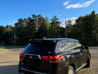 2019 Mitsubishi Outlander PHEV III Рестайлинг 3, чёрный, 2700000 рублей, вид 4